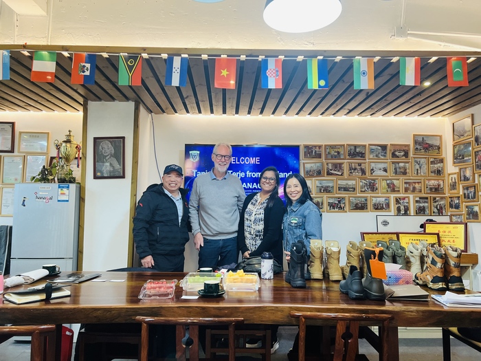 Clientes de Noruega y Dinamarca visitan Guangzhou Hanagal Shoes Co., Ltd para explorar nuevas oportunidades en la industria